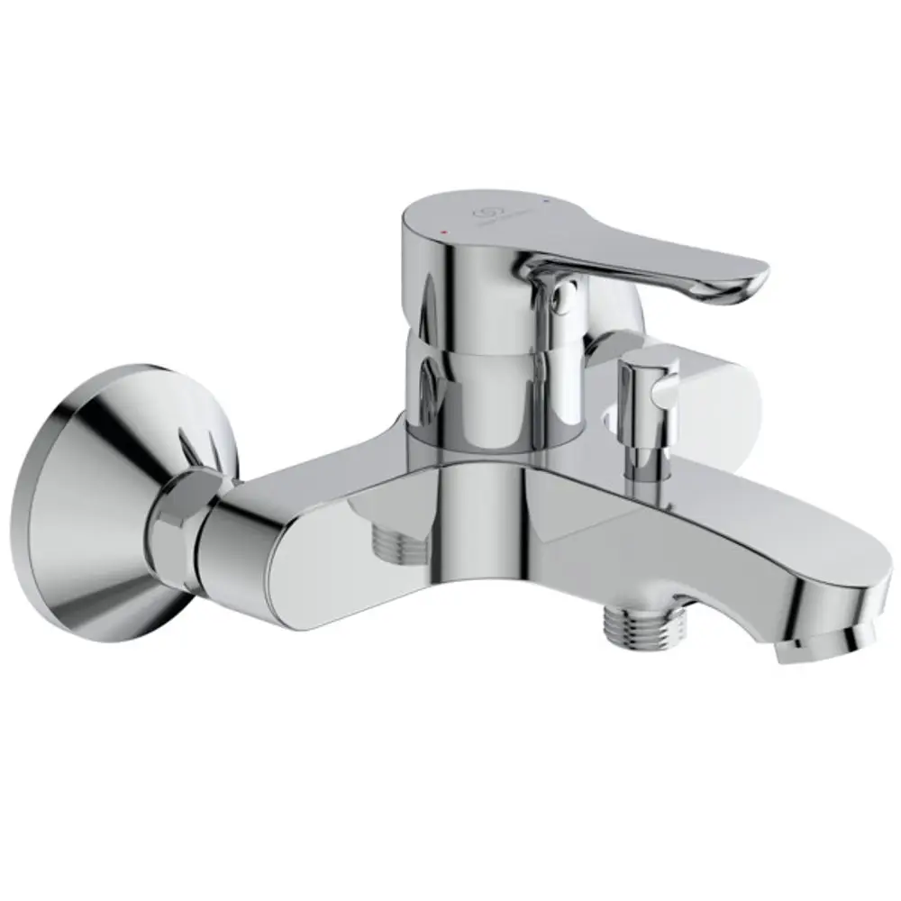 Chromene Badearmatur von Ideal Standard mit einer einarmigen Bedienung und integrierter Umstellung für Dusche und Wanne, montiert an einer Wand.